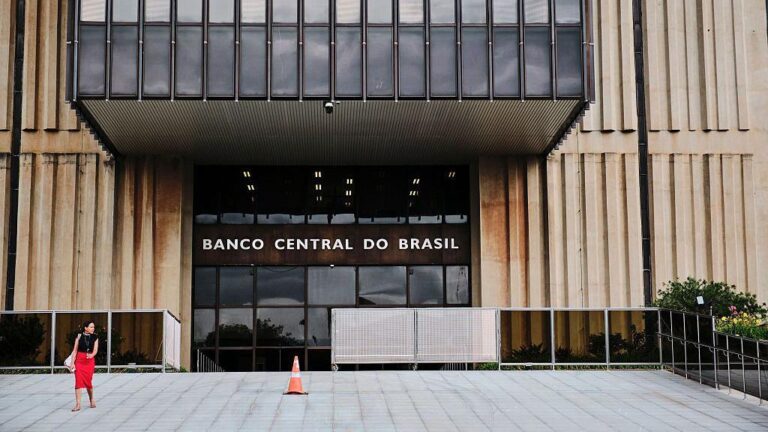 Banco Central não vê inflação no centro da meta até 2028 e cita pressão do petróleo
