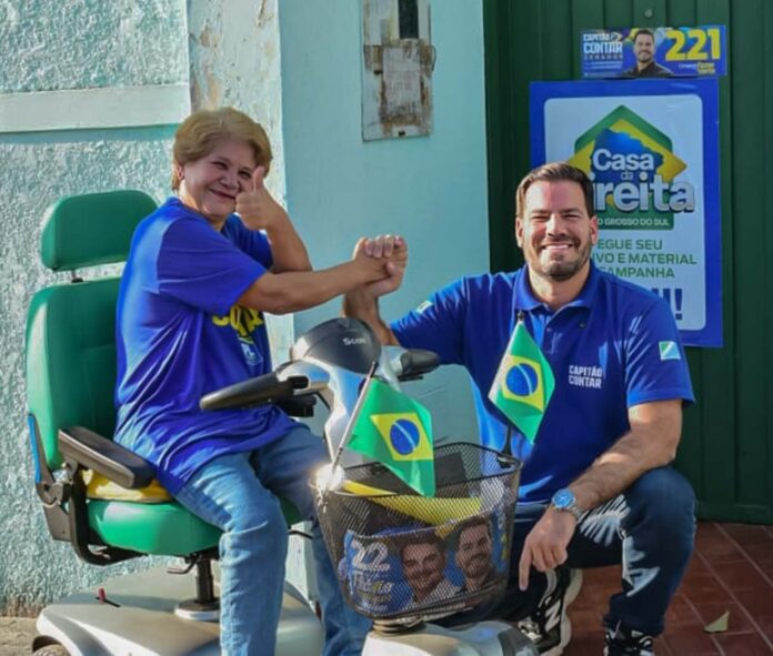 Mulher e capitão contar sorrindo juntos