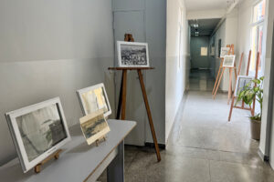 Galeria com fotos em exibição