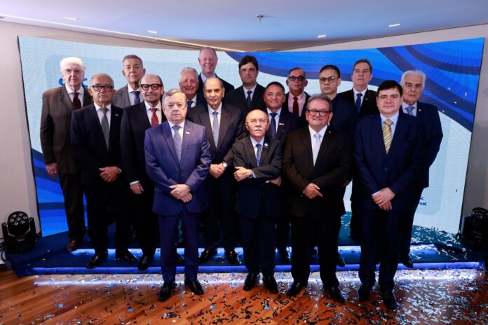Grupo de homens em evento formal com Tadros aos centro.
