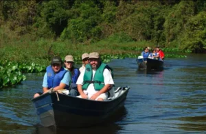 Turistas em barco no Pantanal