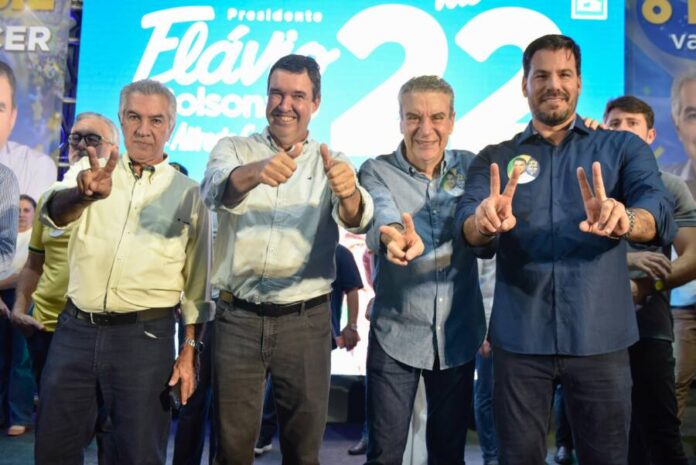 Quatro homens fazendo sinal de vitória, um deles paulo corrêa