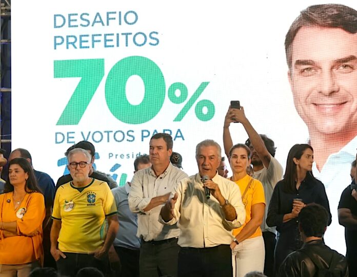 Evento político com candidatos e apoiadores com presença de reinaldo