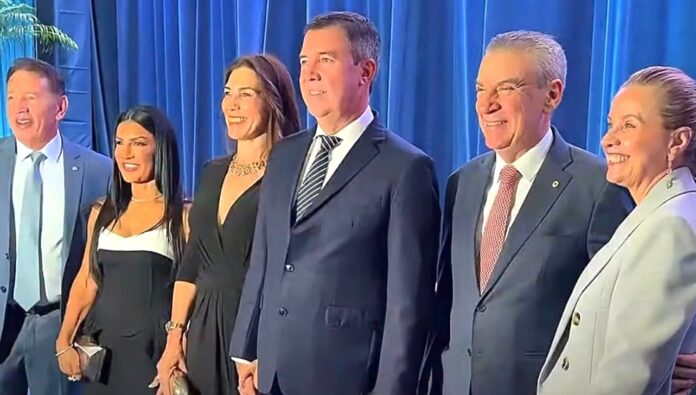 Homens e Mulher em evento da Assembleia
