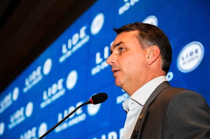 flávio falando em evento político.